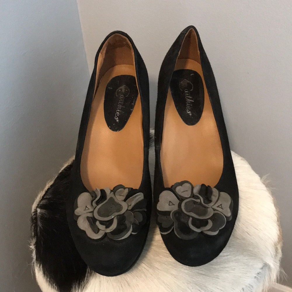 Stunning black suede pumps